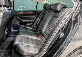 Подержанный автомобиль Volkswagen Passat Sedan 2018 года (12 фото)