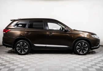 Подержанный автомобиль Mitsubishi Outlander 2021 года (4 фото)