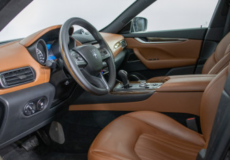 Подержанный автомобиль Maserati Levante 2017 года (10 фото)