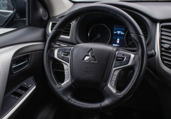 Подержанный автомобиль Mitsubishi Pajero Sport 2019 года (15 фото)