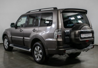 Подержанный автомобиль Mitsubishi Pajero 2012 года (7 фото)