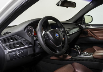 Подержанный автомобиль BMW X6 2009 года (10 фото)