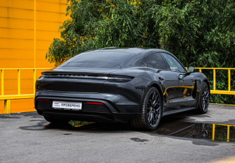 Подержанный автомобиль Porsche Taycan 2020 года (5 фото)