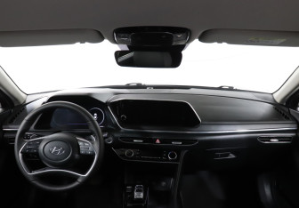 Подержанный автомобиль Hyundai Sonata 2021 года (12 фото)