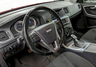 Подержанный автомобиль Volvo S60 2012 года (13 фото)