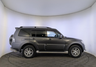 Подержанный автомобиль Mitsubishi Pajero 2017 года (4 фото)