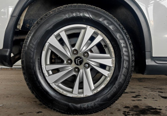 Подержанный автомобиль Citroen C4 Aircross 2012 года (19 фото)