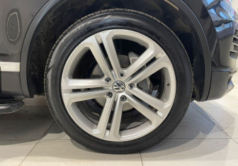 Подержанный автомобиль Volkswagen Touareg 2014 года (18 фото)