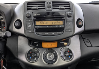 Подержанный автомобиль Toyota RAV4 2012 года (17 фото)