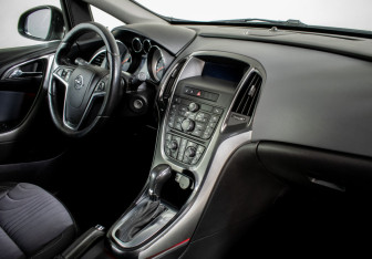 Подержанный автомобиль Opel Astra Wagon 2014 года (10 фото)