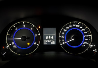 Подержанный автомобиль Infiniti QX70 2015 года (13 фото)