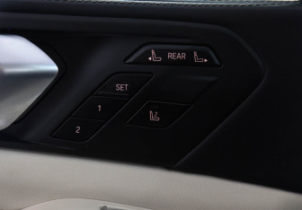 Подержанный автомобиль BMW X7 2021 года (19 фото)