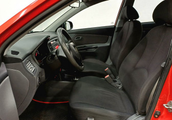 Подержанный автомобиль Kia Rio Sedan 2010 года (17 фото)