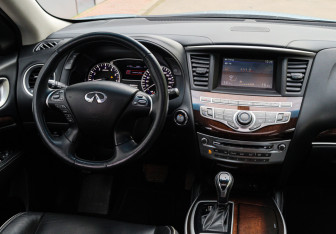 Подержанный автомобиль Infiniti QX60 2017 года (11 фото)