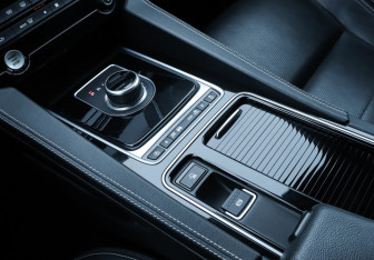 Подержанный автомобиль Jaguar F-Pace 2017 года (16 фото)