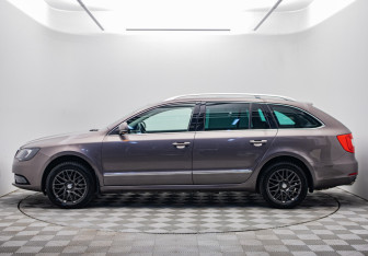 Подержанный автомобиль Skoda Superb Wagon 2014 года (2 фото)