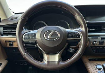 Подержанный автомобиль Lexus ES 2018 года (12 фото)