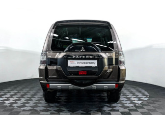Подержанный автомобиль Mitsubishi Pajero 2015 года (6 фото)