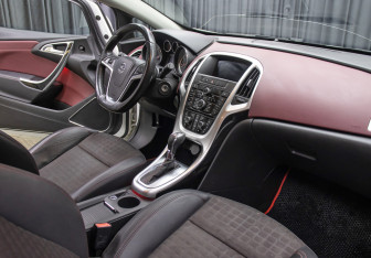 Подержанный автомобиль Opel Astra Hatchback 2013 года (11 фото)