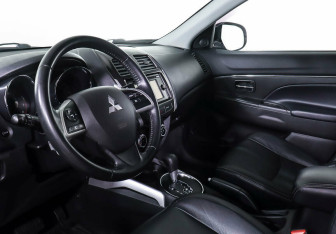 Подержанный автомобиль Mitsubishi ASX 2013 года (10 фото)