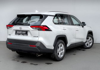 Подержанный автомобиль Toyota RAV4 2021 года (5 фото)