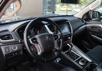 Подержанный автомобиль Mitsubishi Montero Sport 2021 года (12 фото)