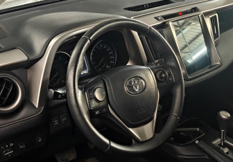 Подержанный автомобиль Toyota RAV4 2016 года (12 фото)