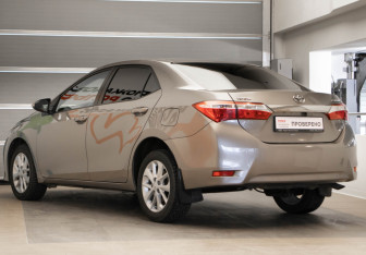 Подержанный автомобиль Toyota Corolla Sedan 2014 года (6 фото)