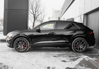Подержанный автомобиль Audi Q8 2019 года (8 фото)