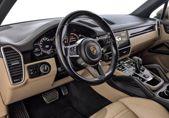 Подержанный автомобиль Porsche Cayenne 2018 года (15 фото)
