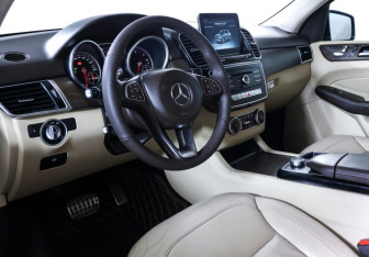 Подержанный автомобиль Mercedes-Benz GLE 2016 года (15 фото)