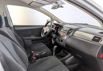 Подержанный автомобиль Nissan Tiida Hatchback 2013 года (11 фото)