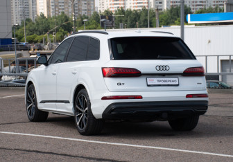 Подержанный автомобиль Audi Q7 2021 года (7 фото)