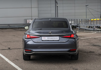 Подержанный автомобиль Lexus ES 2021 года (7 фото)