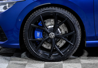 Подержанный автомобиль Volkswagen Golf R Hatchback 2023 года (15 фото)