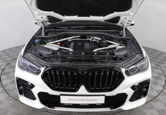 Подержанный автомобиль BMW X6 2022 года (10 фото)
