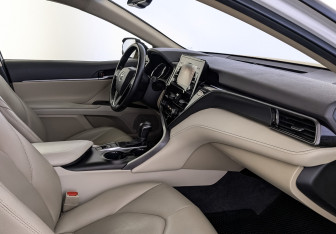 Подержанный автомобиль Toyota Camry Sedan 2022 года (13 фото)