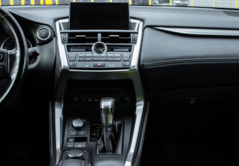 Подержанный автомобиль Lexus NX 2017 года (9 фото)