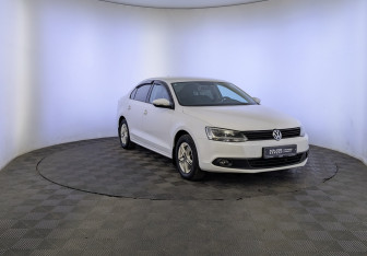 Подержанный автомобиль Volkswagen Jetta Sedan 2014 года (3 фото)