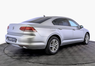 Подержанный автомобиль Volkswagen Passat Sedan 2019 года (5 фото)
