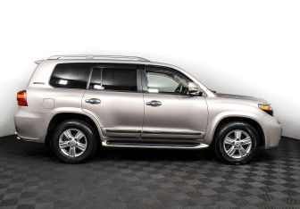 Подержанный автомобиль Toyota Land Cruiser Suv 2015 года (4 фото)