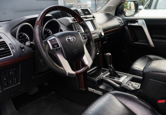 Подержанный автомобиль Toyota Land Cruiser Prado 2013 года (12 фото)