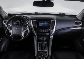 Подержанный автомобиль Mitsubishi Pajero Sport 2016 года (14 фото)