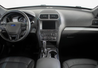 Подержанный автомобиль Ford Explorer 2018 года (12 фото)