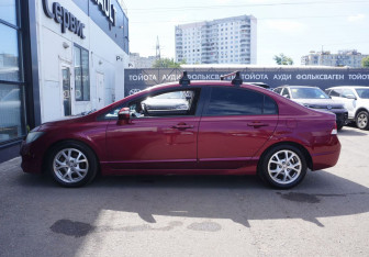 Подержанный автомобиль Honda Civic Sedan 2011 года (8 фото)