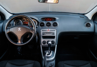 Подержанный автомобиль Peugeot 308 Hatchback 2012 года (17 фото)