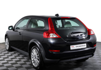 Подержанный автомобиль Volvo C30 2012 года (7 фото)