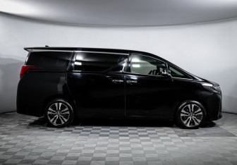 Подержанный автомобиль Toyota Alphard 2018 года (4 фото)