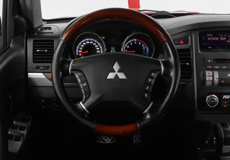 Подержанный автомобиль Mitsubishi Pajero 2007 года (11 фото)