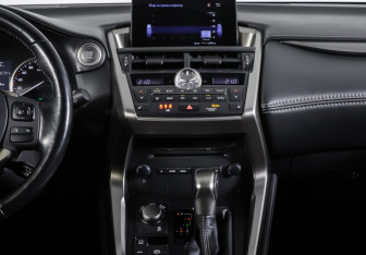 Подержанный автомобиль Lexus NX 2017 года (14 фото)